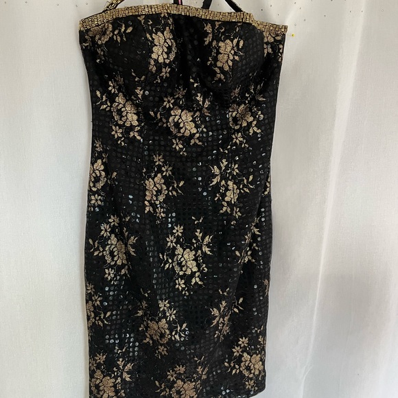 Elegant Black and Gold Floral Dress - Picture 3 of 8